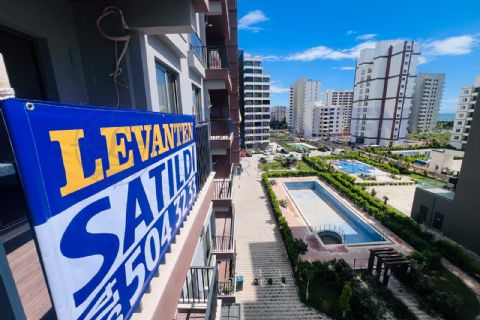 LEVANTEN'DEN DENİZ MAH, SAHİLE YAKIN HAVUZLU 1+1