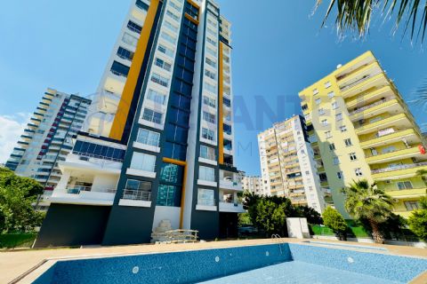 LEVANTENDEN MENDERESTE İÇ MİMAR YAPIMI TEK BLOK HAVUZLU 4+1
