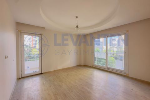 LEVANTENDEN Mezitli Vatan Caddesi'nde Geniş 4+1 Teraslı Daire