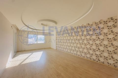 LEVANTENDEN Mezitli Vatan Caddesi'nde Geniş 4+1 Teraslı Daire