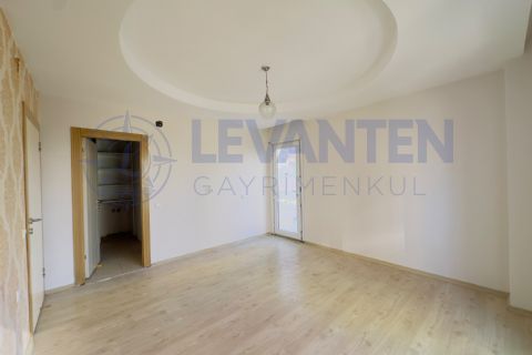 LEVANTENDEN Mezitli Vatan Caddesi'nde Geniş 4+1 Teraslı Daire