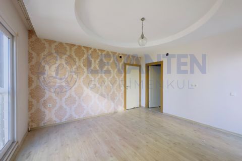LEVANTENDEN Mezitli Vatan Caddesi'nde Geniş 4+1 Teraslı Daire