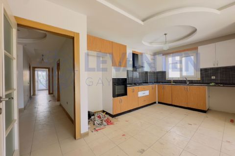 LEVANTENDEN Mezitli Vatan Caddesi'nde Geniş 4+1 Teraslı Daire
