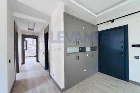 LEVANTENDEN SIFIR HAVUZLU SİTEDE EBEVEYN BANYO YERDEN ISITMA 2+1