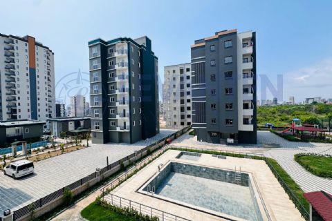 LEVANTENDEN SIFIR HAVUZLU SİTEDE EBEVEYN BANYO YERDEN ISITMA 2+1